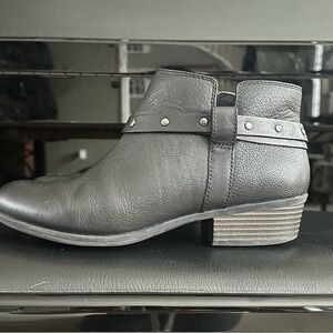 Clark's Genuine Leather Studded Strap Women's Black Ankle Boots Size 9 GUC